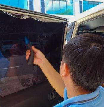 Pose d'un film de protection solaire sur les vitres arrières d'une voiture